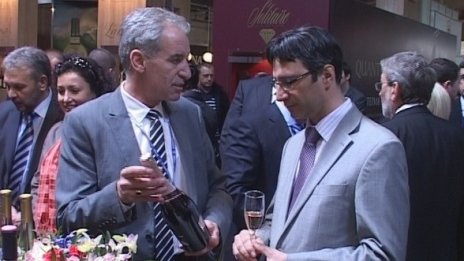 Винопроизводители гневни, карат ги да купуват скъпи уреди
