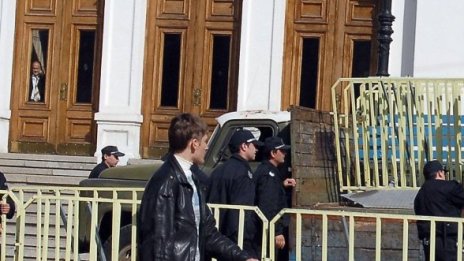 Властта се залости - 20 метра зона за сигурност около НС и МС