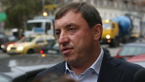 Алексей Петров остава на топло