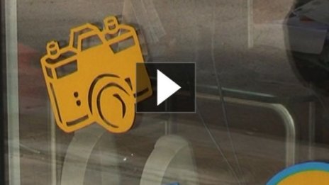 Новите документи оставиха фотографите без работа