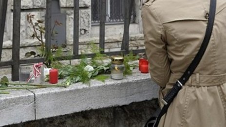 Цветя и свещи до оградата на полското посолство в София