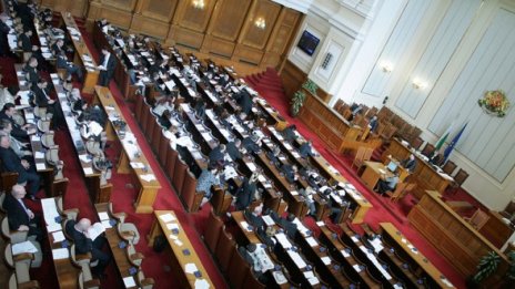 Дрязгата между десните и ГЕРБ стана скандал