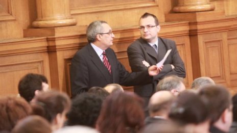 Дянков се "изхвърлил" за обръчите на десницата