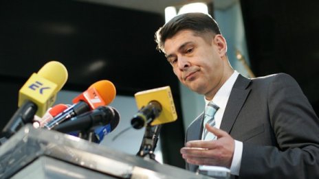 Първанов преварил сините за спорните текстове в НПК