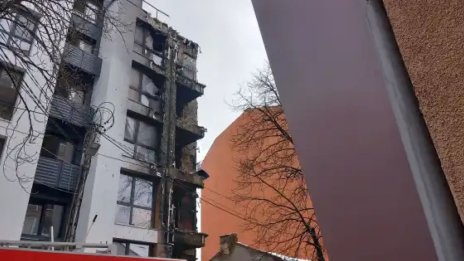 Четири етажа изгоряха след голям пожар вжилищен блок в София