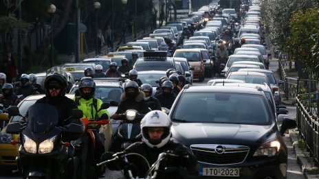 В Гърция шофьорът вече може да е с дебело яке и да пие вода и кафе
