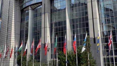 ЕП: Очите на четири, като наливате пари в България