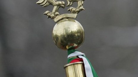 Осветиха бойните знамена