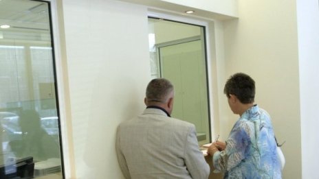 Съкращават чиновници, но заплати няма да пипат