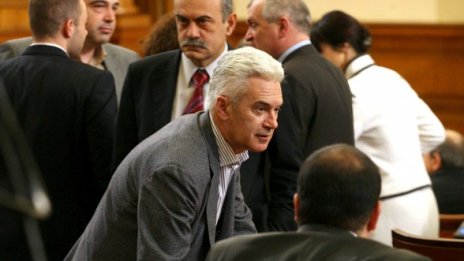 Сидеров пак организира махленски скандал в парламента