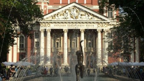 Махат две от заведенията в градинката на Народния театър