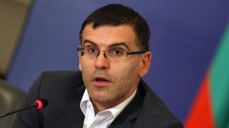Пари от резерва е добра идея при криза, каза Дянков
