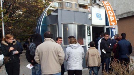 Полицаи вардят пунктовете на тотото