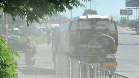 Автомобил прахосмукачка "чисти" улиците на София