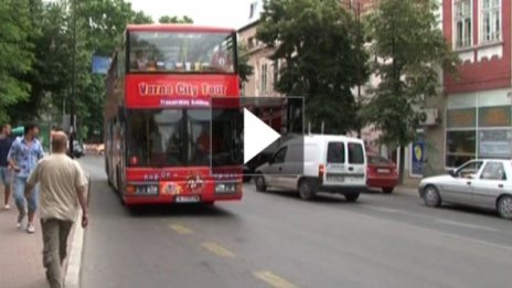 Dear guests, вдясно е Морската градина