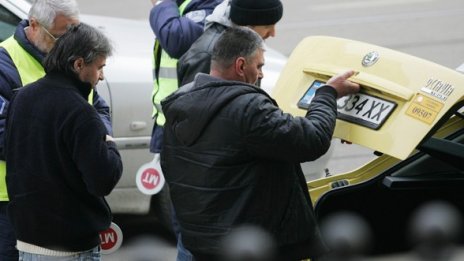 Проверяват такситата край болниците
