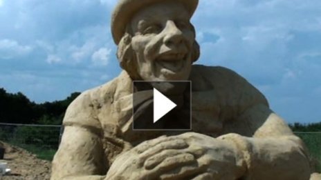 Слонове и 3 000 тона пясък