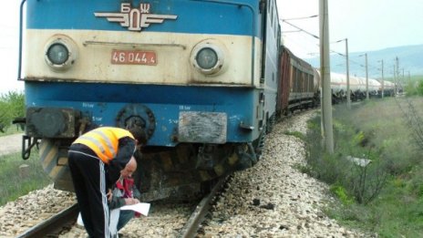 Влак и рейс се сблъскаха на вдигната бариера