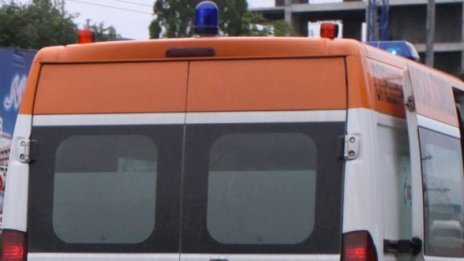 Кола се блъсна в трактор, пострада тричленно семейство