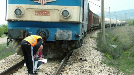 Пореден шофьор пробва дали е по-бърз от влака