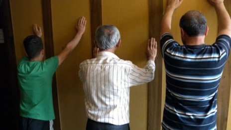 Задържаха трима, мамили в продажби на винетки
