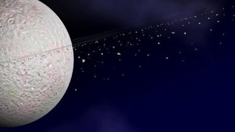 Лишиха спътник на Сатурн от пръстена му