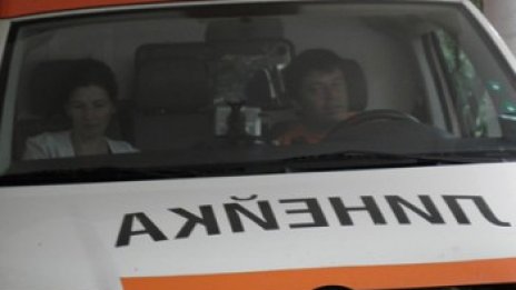 Мотоциклетист загина, след като бе ударен от кола на жп прелез