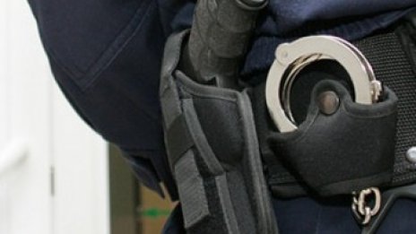Полицаи от Разград се опитват да спасят самоубиец