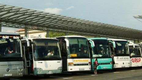 Свалям табелите на нелегалните автобуси, зарече се министър
