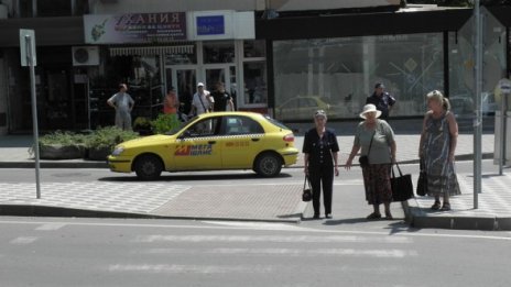 Такси блъсна жена на пешеходна пътека в Благоевград