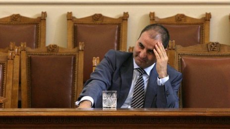 Цв. Цветанов с дар – гащета и свиркодържател