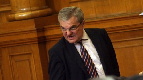 Размислите на Р. Петков: Властта гази, мачка, унижава