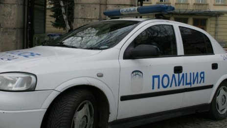 Белезници за наквасен шофьор, возил двете си невръстни деца