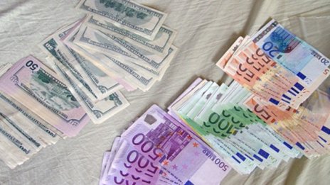 Закопчаха двама, пробутвали изрезки вместо пари в Несебър