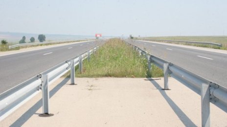 Отклоняват движението по "Тракия" заради преобърнат ТИР