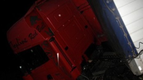 Шофьор на камион загина намясто след падане в река