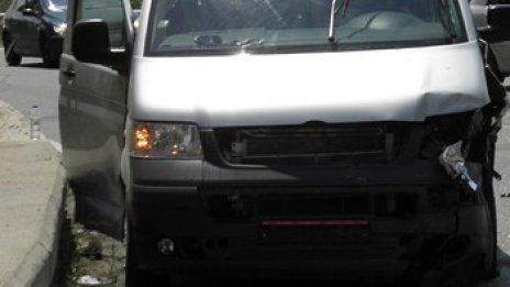 Две бебета са ранени при катастрофа в Пазарджишко