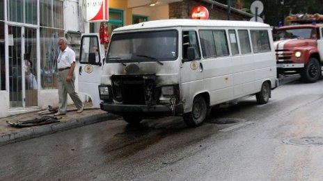 Пътнически микробус пламна в движение в Балчик