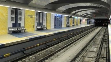 Спасиха заклещилото се в метрото коте