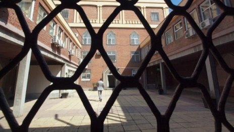 Ужас в Карнобат. Внук уби дядо си с чук, рани хора в катастрофа