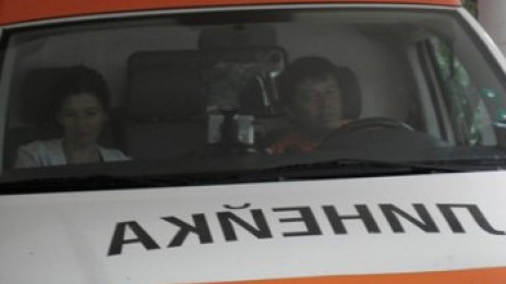 Кола се заби в дувар и стълб - трима ранени