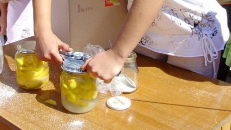 Експерти: Българите не знаят да затварят компоти и консерви