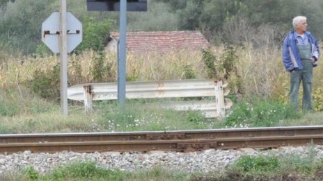 Заради крадци на жица локомотив едва не дерайлира