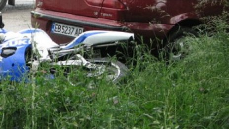 Моторист без книжка се заби в ограда и загина