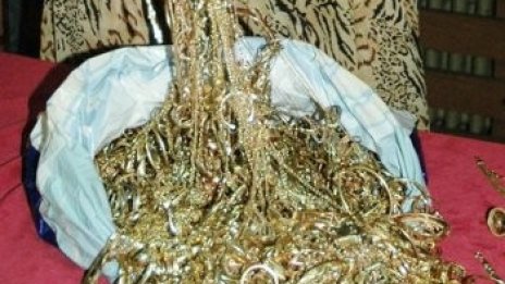 Отмъкнаха 10 кила злато от магазин в Кърджали
