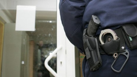Баща и син пребиха 19-годишен в дома на дядо му