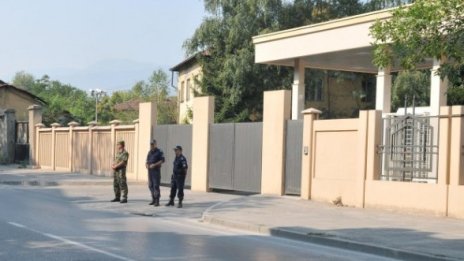 Режат наполовина командировъчни в ДАНС
