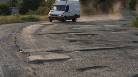 Какво трябва, за да се запълни дупка на пътя?