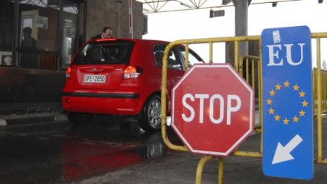 Пипнаха трима при опит да влязат нелегално у нас