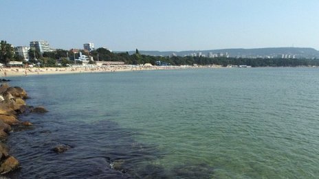 Труп на възрастен мъж откриха в морето във Варна